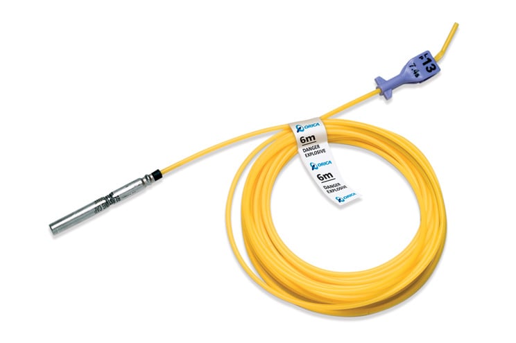 Spłonka nieelektryczna Exel™ LP z fabryczną etykietą długości i oznaczeniem opóźnienia. Źródło fotografii: Orica — Exel™, dostęp 28.07.2026.