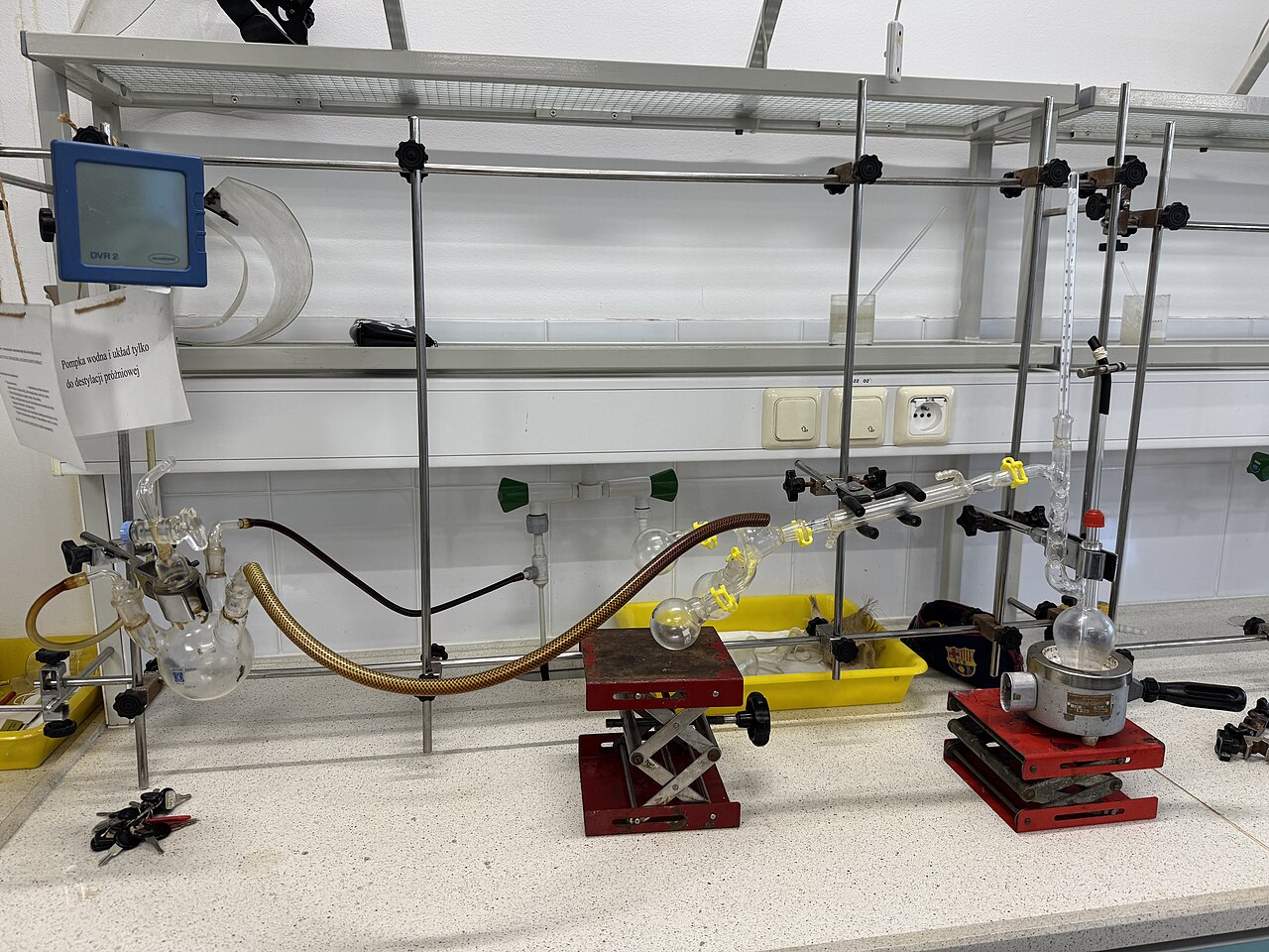 Laboratoryjna aparatura do destylacji próżniowej: legalna i wielozadaniowa, ale funkcjonalnie odmienna od typowego ciągu gorzelniczego. Źródło: KiveVictor, Wikimedia Commons, CC BY 4.0, dostęp 29.07.2026.