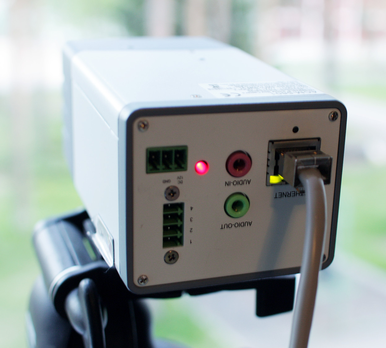 Kamera IP z zasilaniem i transmisją Ethernet — sprawdzić kierunek obserwacji i zapis bez odłączania urządzenia. Źródło: Wikimedia Commons, CC0, dostęp 29.07.2026.