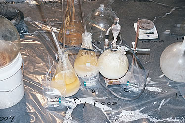 Przykład ujawnionego nielegalnego laboratorium — fotografia poglądowa; o znaczeniu rozstrzyga układ przedmiotów i ślady, nie sam wygląd pomieszczenia. Źródło: DEA / Wikimedia Commons, domena publiczna, dostęp 29.07.2026.