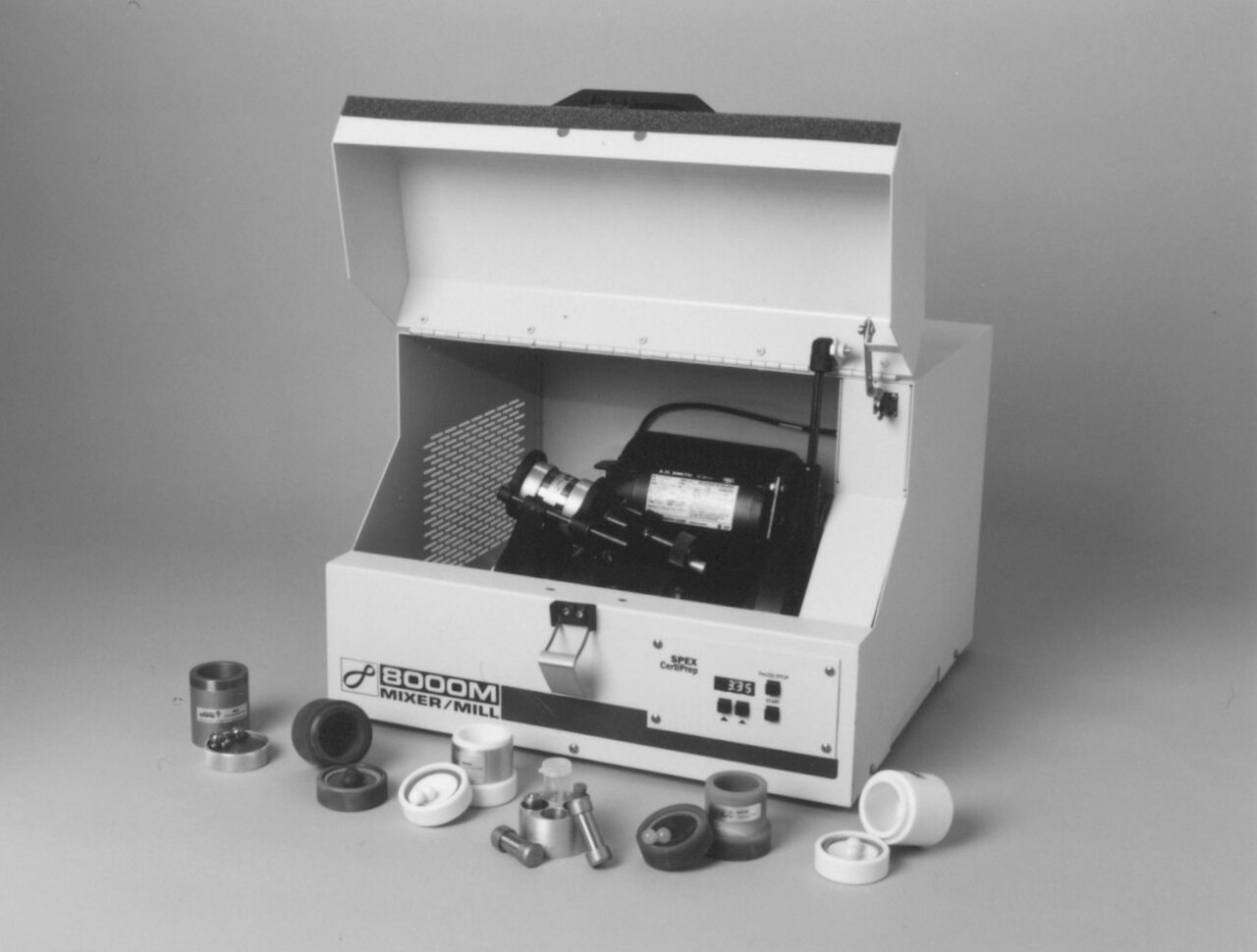 Młyn laboratoryjny z akcesoriami. Nie otwierać ani nie uruchamiać urządzenia z nieznaną pozostałością. Źródło: Wikimedia Commons_incl_accessories.jpg), CC BY-SA 3.0, dostęp 29.07.2026.