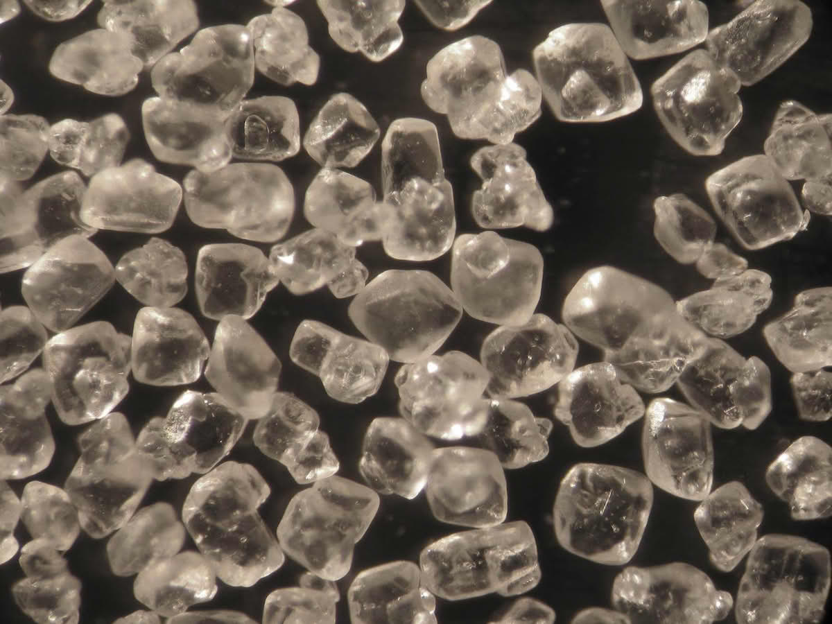 Kryształy RDX uzyskane z urotropiny wysokiej jakości — fotografia producenta Chemring Nobel. Źródło: Store norske leksikon — heksogen, oznaczenie „ograniczone ponowne użycie”, dostęp 29.07.2026.
