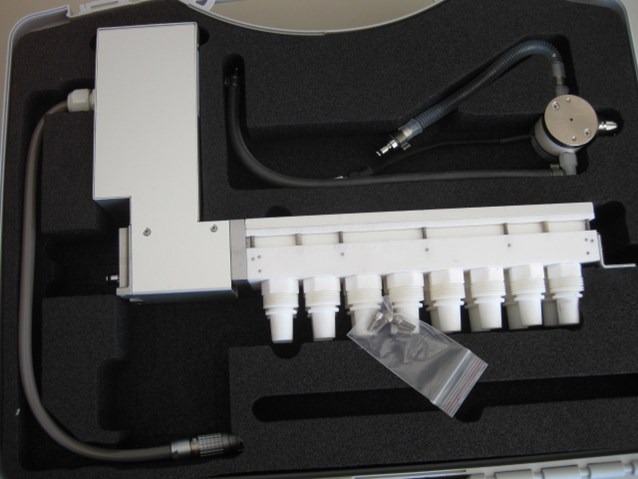 Fabryczny wielostanowiskowy reaktor laboratoryjny — przykład legalnej aparatury, której skala, osprzęt i dokumentacja powinny odpowiadać działalności. Źródło: Kitmondo Marketplace, Wikimedia Commons.jpg), CC BY 2.0, dostęp 29.07.2026.